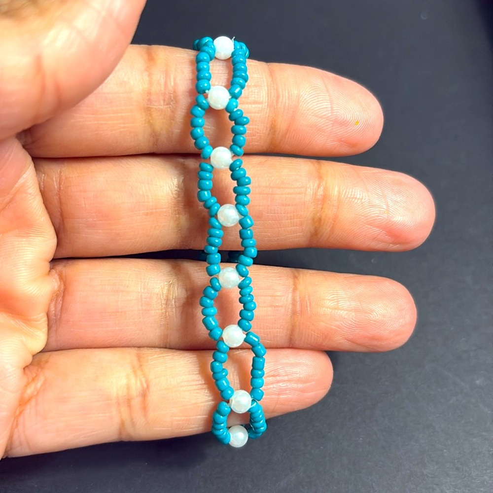 ☘️ Green and White Faux Pearls Bracelet - Picture 2 of 3